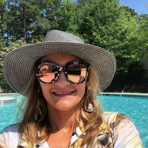 Meet your Posher, Carla